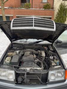 Afbeelding 25/74 van Mercedes-Benz 220 TE (1993)