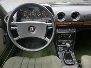 Image 49/73 of Mercedes-Benz 230 E (1985)
