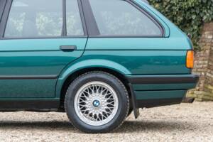 Image 15/50 of BMW 316i Touring (1993)