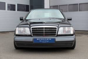 Image 23/33 of Mercedes-Benz E 200 (1994)