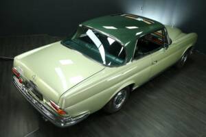 Image 6/30 de Mercedes-Benz 280 SE (1970)