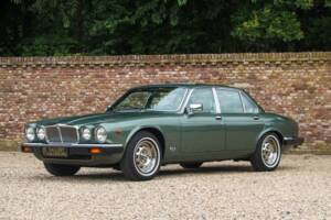 Image 24/50 of Jaguar XJ 6 4.2 (1985)