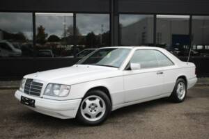 Bild 7/8 von Mercedes-Benz 220 CE (1993)