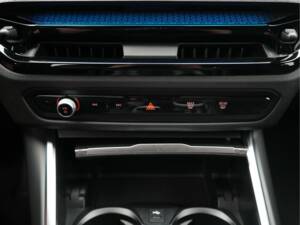 Image 41/50 of BMW 330i xDrive Touring (2025)