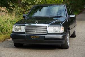 Image 2/63 of Mercedes-Benz 220 E (1993)