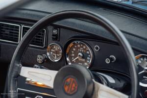 Image 13/40 of MG MGB GT V8 (1973)