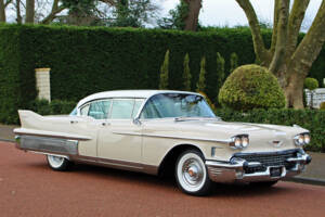 Image 2/29 of Cadillac 60 Special Fleetwood (1958)