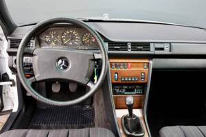 Immagine 7/18 di Mercedes-Benz 200 TE (1989)