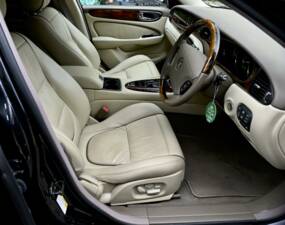 Image 23/50 of Jaguar XJ 8 4.2 (2006)