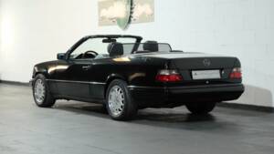Image 3/30 de Mercedes-Benz E 220 (1995)