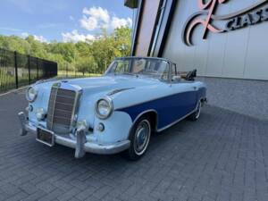Afbeelding 3/50 van Mercedes-Benz 220 SE Cabriolet (1960)