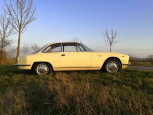 Image 2/29 of Alfa Romeo 2600 Sprint (1966)