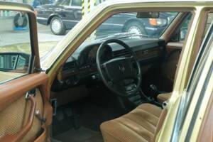 Image 21/50 de Mercedes-Benz 280 SE (1975)