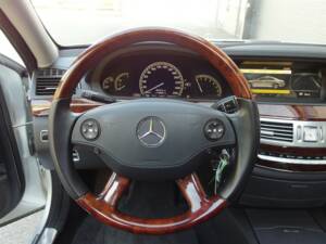Image 36/98 of Mercedes-Benz S 500 L (2007)