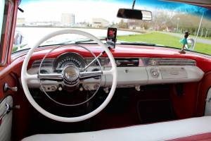 Image 20/37 of Pontiac Chieftain (1956)