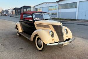 Image 7/26 de Ford V8 Deluxe Club Cabriolet (1937)
