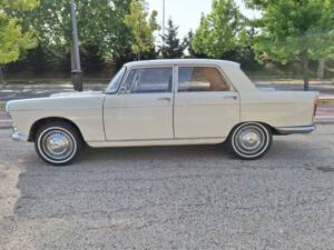Immagine 8/52 di Peugeot 404 Break (1964)