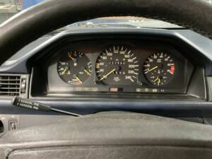 Bild 33/50 von Mercedes-Benz 300 E (1986)