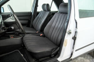 Image 15/50 de Mercedes-Benz 190 D (1986)