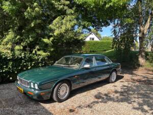 Image 9/10 of Daimler Double Six (1997)