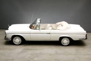 Image 2/27 of Mercedes-Benz 300 SE (1967)