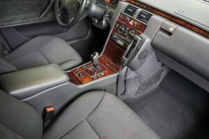 Bild 16/38 von Mercedes-Benz E 200 Kompressor (2001)