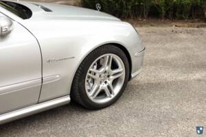 Image 30/72 of Mercedes-Benz E 55 AMG (2002)