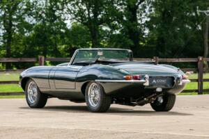 Image 4/36 de Jaguar E-Type (1967)