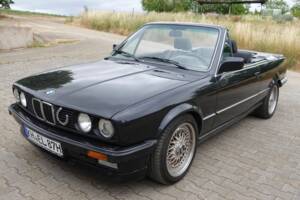 Immagine 4/8 di BMW 320i (1987)