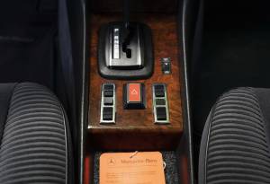 Image 25/36 of Mercedes-Benz 380 SLC (1981)