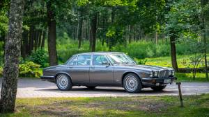 Image 6/42 of Daimler Double Six (1989)