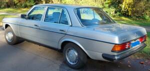 Image 2/16 of Mercedes-Benz 250 (1980)