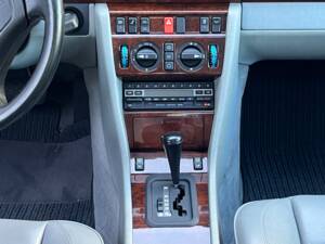 Imagen 20/64 de Mercedes-Benz E 500 (1993)