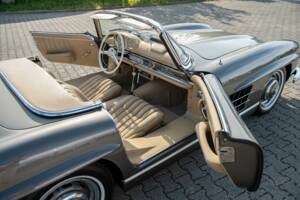 Image 23/38 of Mercedes-Benz 300 SL Roadster (1961)