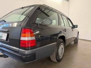 Image 24/43 of Mercedes-Benz 230 TE (1992)