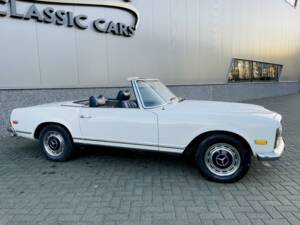 Immagine 6/36 di Mercedes-Benz 280 SL (1969)