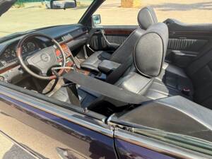 Image 7/30 of Mercedes-Benz E 200 "Final Edition" (1997)