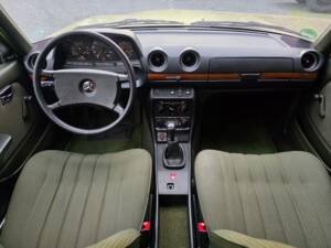 Image 48/73 of Mercedes-Benz 230 E (1985)