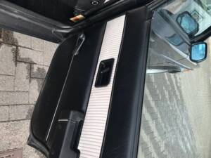 Image 22/29 of Volvo 240 Turbo (1983)