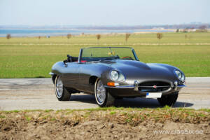 Image 2/20 of Jaguar E-Type 4.2 (1966)