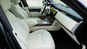 Image 43/61 of Land Rover Range Rover D350 (2025)