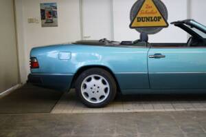 Afbeelding 45/50 van Mercedes-Benz 300 CE-24 (1993)