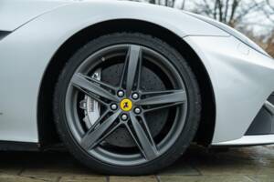 Image 24/50 of Ferrari F12berlinetta (2013)