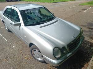 Image 6/7 de Mercedes-Benz E 240 (1998)