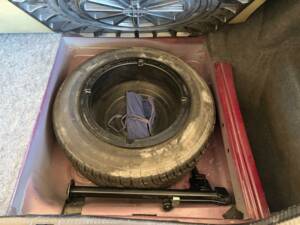 Image 37/50 of Mercedes-Benz E 200 (1993)