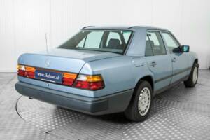 Bild 25/50 von Mercedes-Benz 230 E (1985)