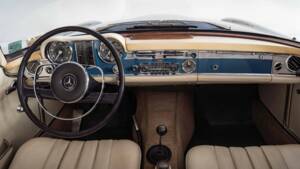 Image 24/33 of Mercedes-Benz 230 SL (1966)