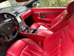 Image 8/22 of Maserati GranTurismo 4.2 (2008)
