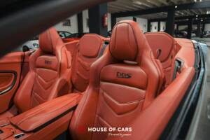 Image 21/25 of Aston Martin DBS Superleggera Volante (2020)