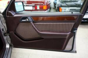 Bild 19/33 von Mercedes-Benz 230 E (1990)
